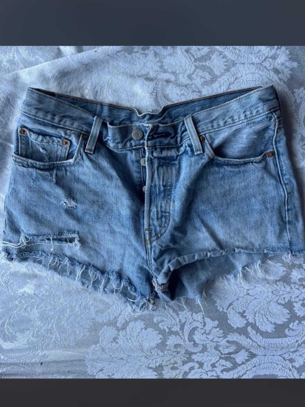 Size 29 Levi’s light wash denim shorts!